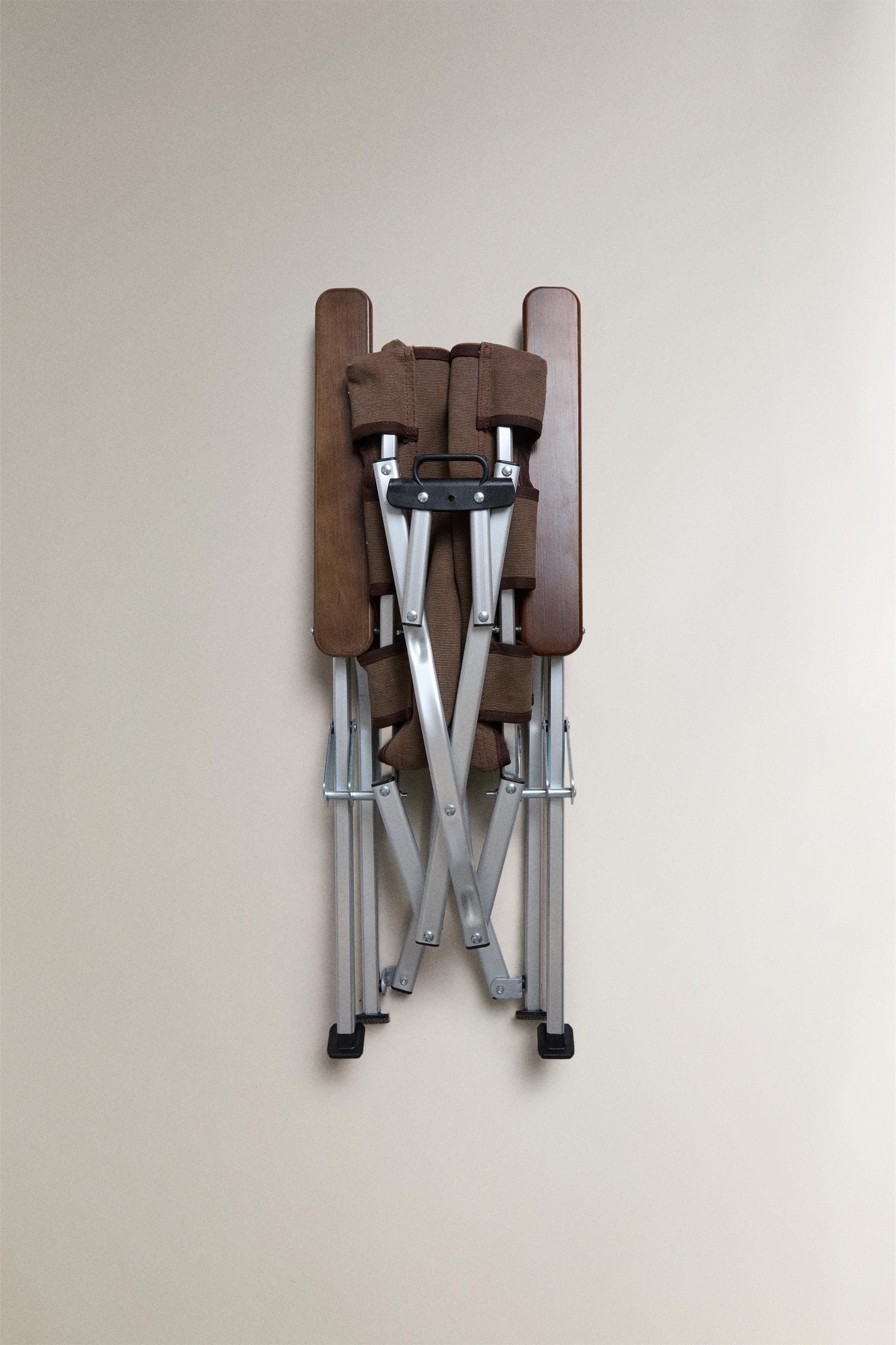 FOLDING CHAIR WITH ARMRESTS AND HANDLE